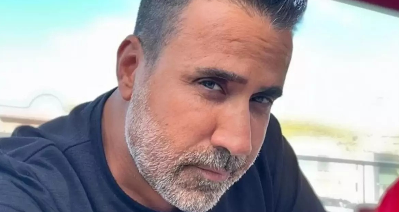 Tanınmaz halda Emrah səhnədə hönkür-hönkür ağladı son görüntüsü təəccüb doğurdu