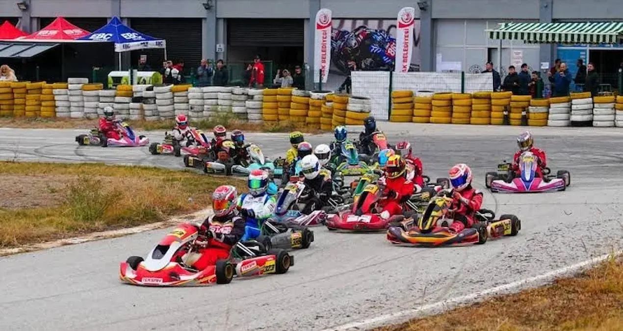 Tanınmış ralli sürücüsü qızını keçən rəqibinə hücum etdi